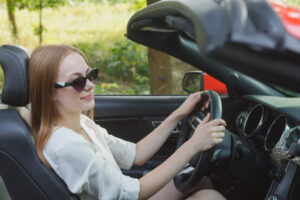オープンカーを運転する女性