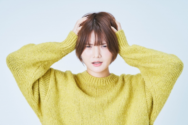 頭抱える女性